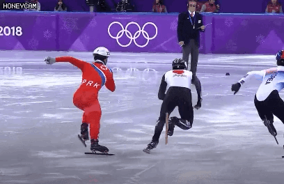 短道速滑朝鲜选手摔倒后...居然伸手去抓日本选手的冰刀....